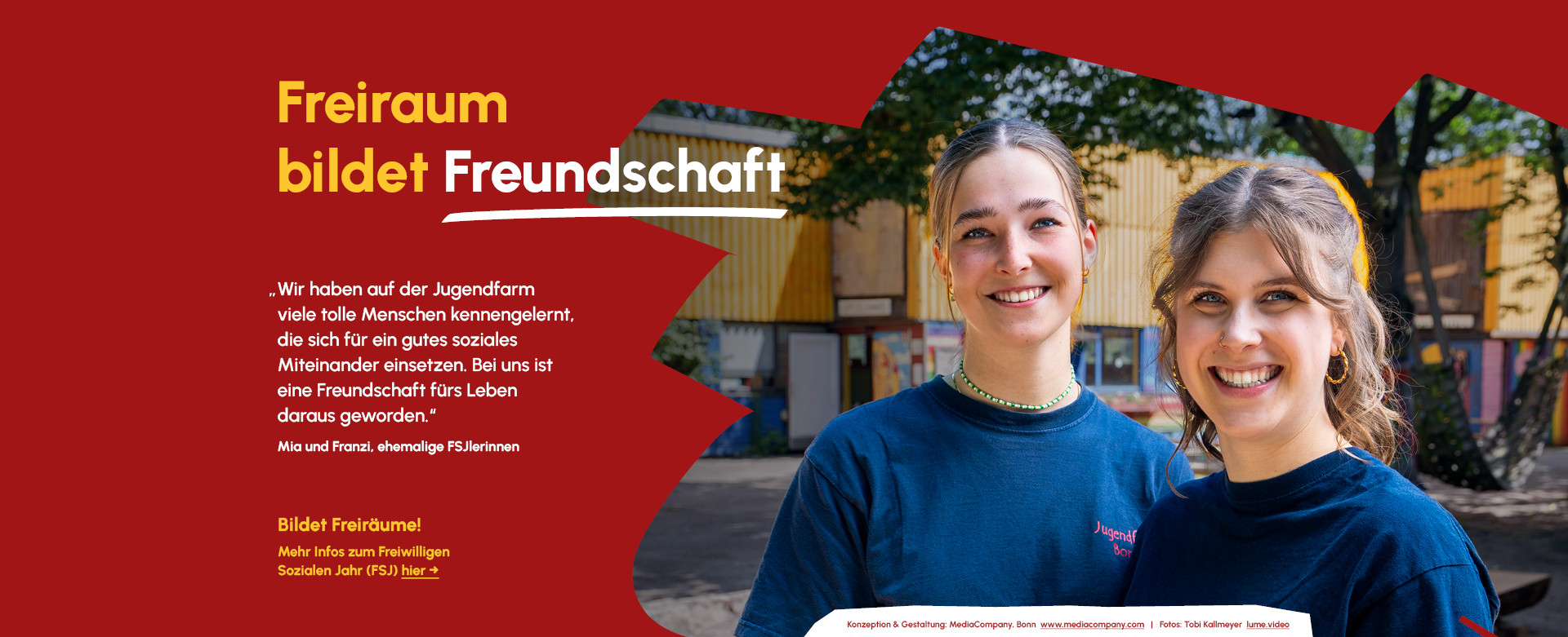 Zwei junge Erwachsene stehen lächelnd nebeneinander auf einem Hof, daneben Text mit der Überschrift 'Freiraum bildet Freundschaft'.